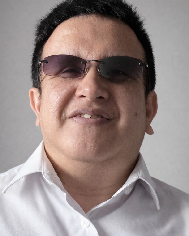 Foto Xiao Pinpin mengenakan kemeja putih.